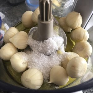 Knoblauch und Salz in einem Mixer